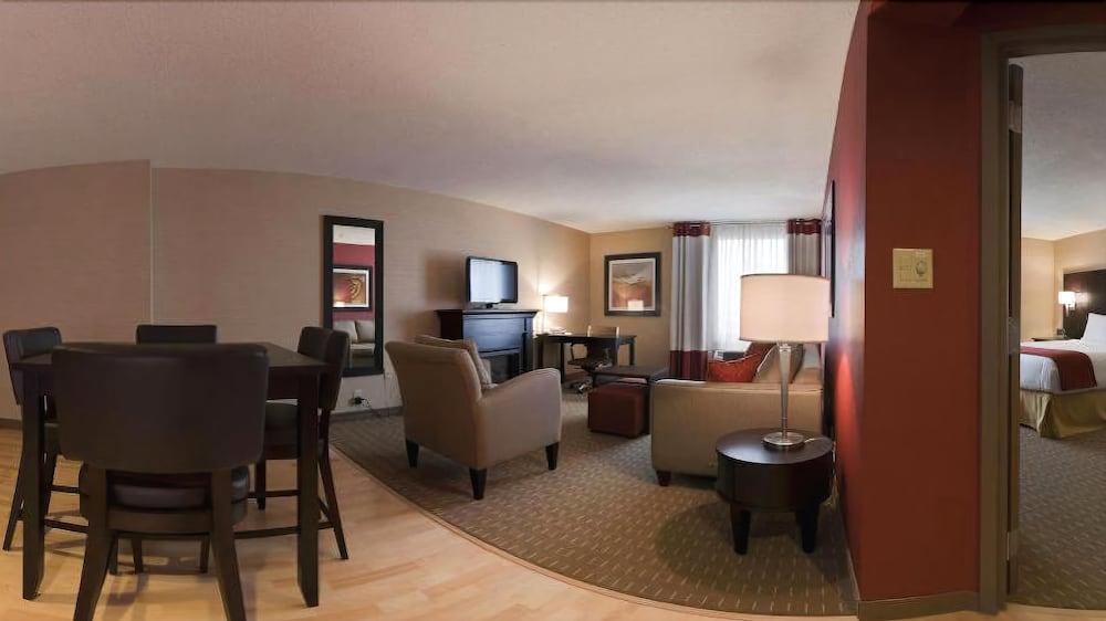 Holiday Inn Express Hotel & Suites Chatham South By Ihg Exteriör bild